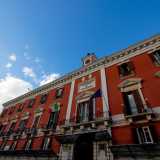 Sulla destra, anticipato da uno spiazzo che funge da parcheggio, sorge scarlatto il palazzo del Governo o �della Prefettura�. Realizzato tra il 1815 e il 1830 sulle fondamenta di un convento dei domenicani...